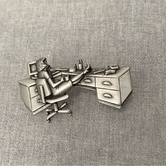 JJ secretary pin. Pewter color. VG used condition. Measures approx 2 1/2 ". - Picture 5 of 9